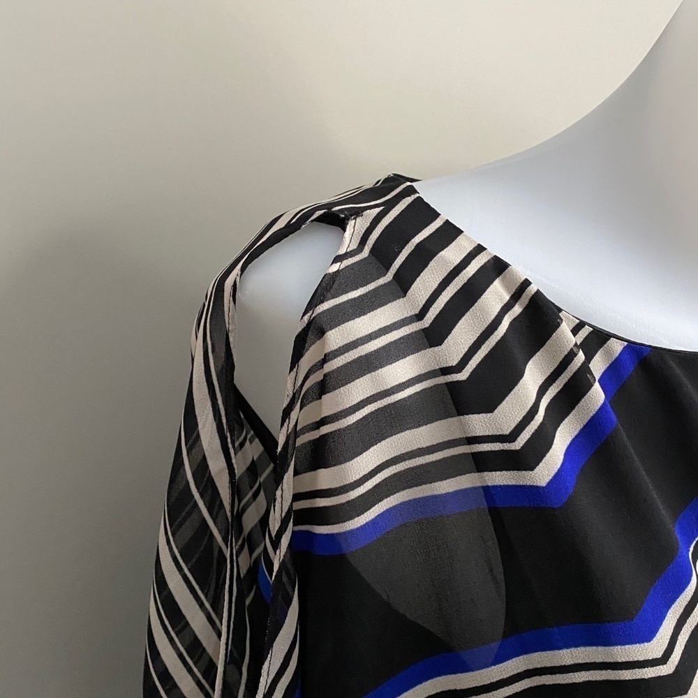 Le Chateau Gray/Black Lined Open Shoulder Midi Dress with Waist Tie Size Small - Picture 4 of 13